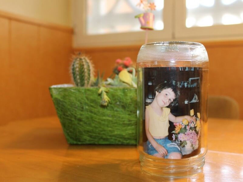 porte-photo avec une bouteille pour montrer sa créativité