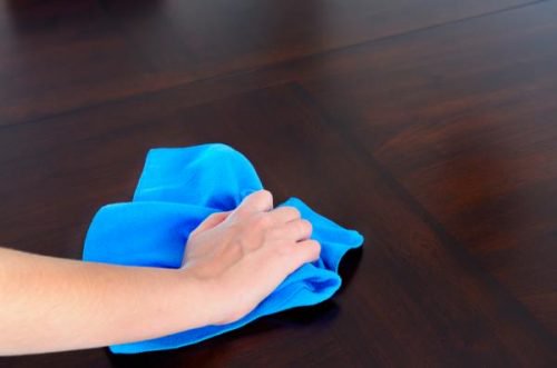 Fabriquer des chiffons de nettoyage avec de vielles chemises en coton.
