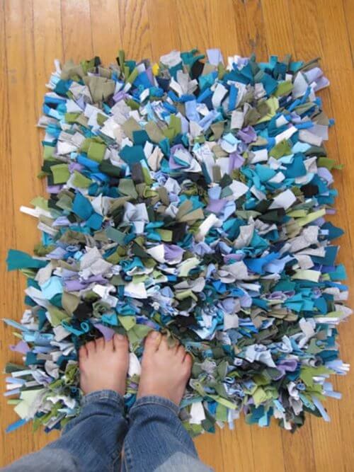 Fabriquer des tapis avec de vielles chemises en coton.