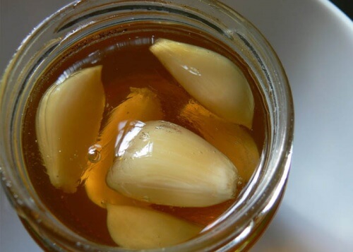 Remède de miel d'ail pour la santé des poumons.