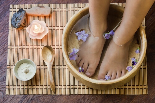 Bain des pieds avec des sels d'Epsom