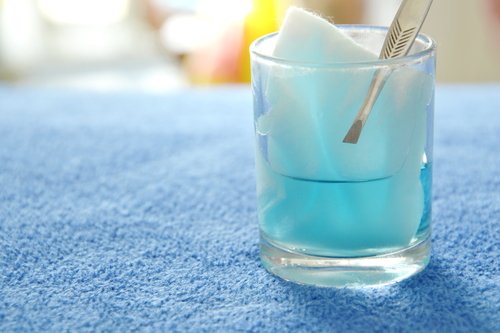 Serviette trempée dans un verre d'alcool