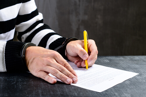 les lettres majuscules dans la signature et leur signification