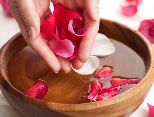 soin des pieds avec une crème à base de citron, glycérine et eau de rose