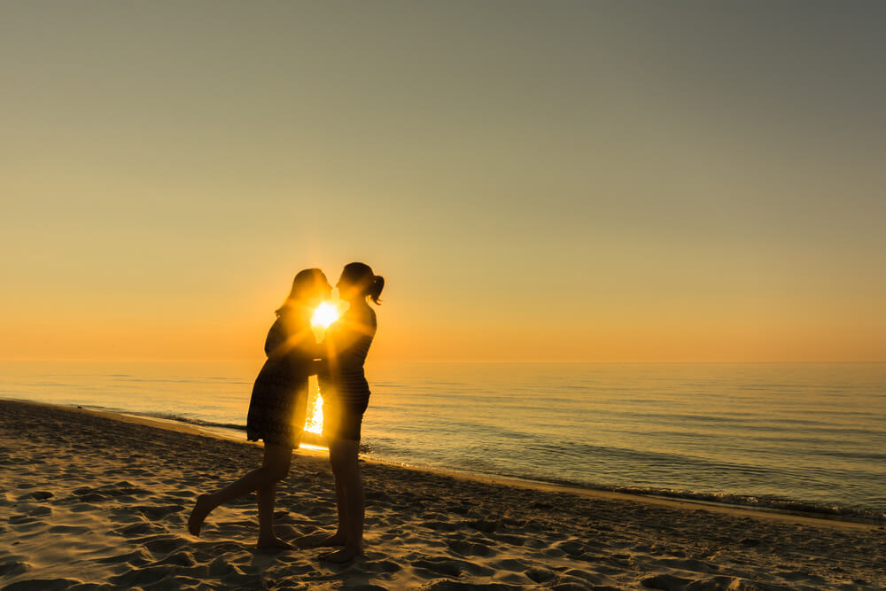 Un couple heureux qui s'embrasse.