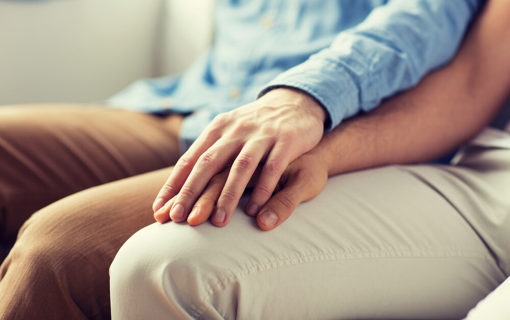 Un couple se montrant de l'affection