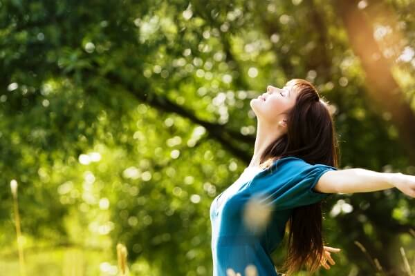 Une femme heureuse pratiquant l'ikigai