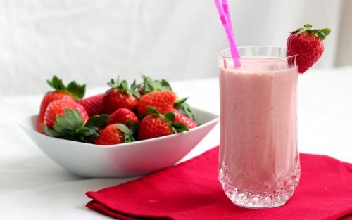 Smoothie fraise orange et bol de fraises
