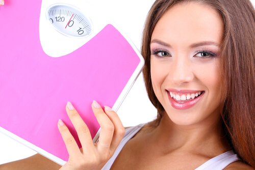 Un fille et sa balance rose