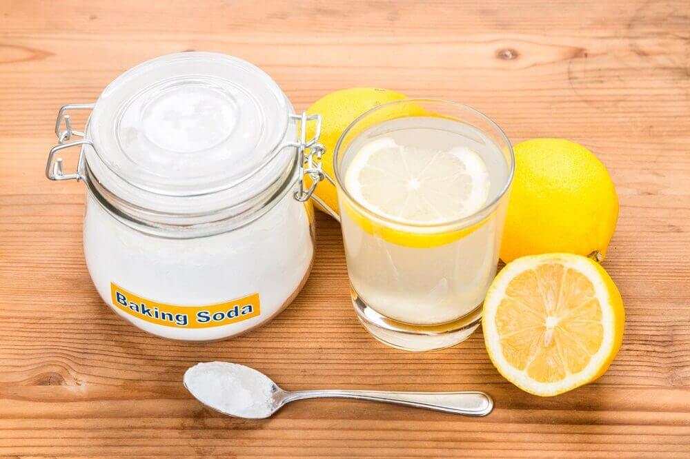 Bicarbonate de soude et citron contre l'aphonie.