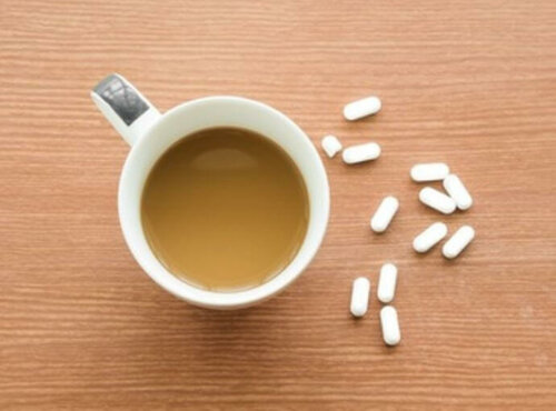 Tasse de café avec des médicaments.