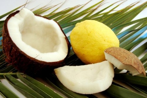 Huile de coco et jus de citron pour traiter les cheveux trop fins