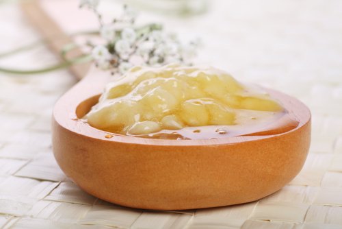 Compote de bananes dans une cuillère en bois