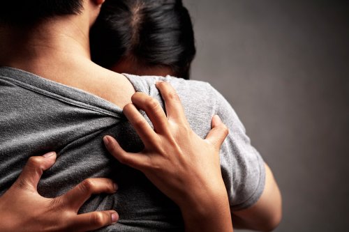 Deux personnes qui souffrent de dépendance émotionnelle.