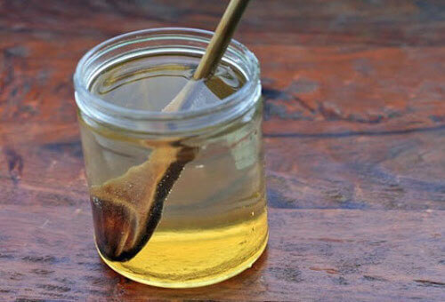 eau chaude au miel pour calmer les ulcères