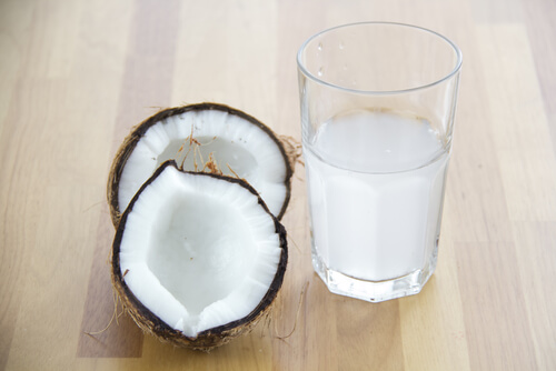 L'eau de coco vous hydrate pour un ventre plus plat.