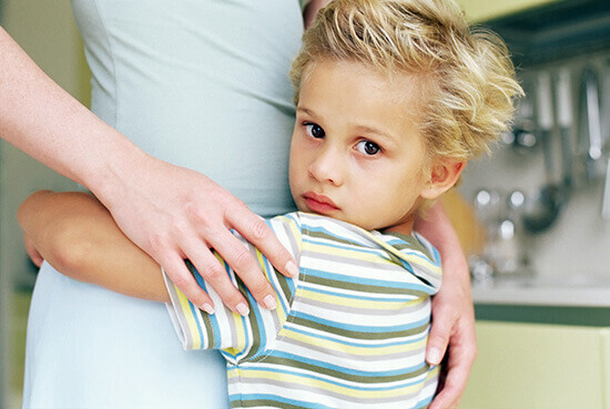 enfant qui enlace sa mère