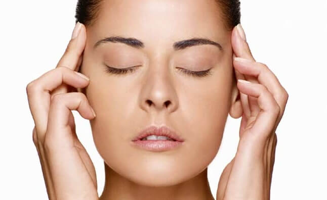 Fermez les yeux et bougez les globes oculaires pour avoir une bonne vue.