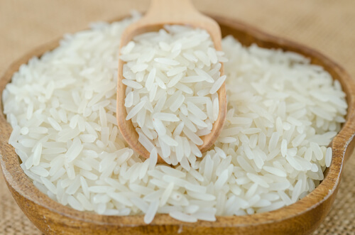 riz et graines de fraises pour exfolier la peau
