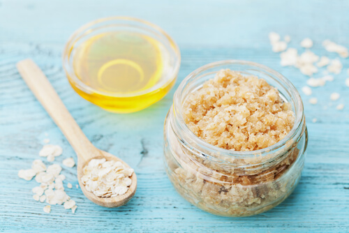 exfoliant au sucre et à l'huile d'olive pour combattre la peau sèche