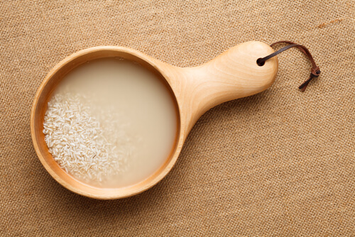 riz et eau pour exfolier la peau
