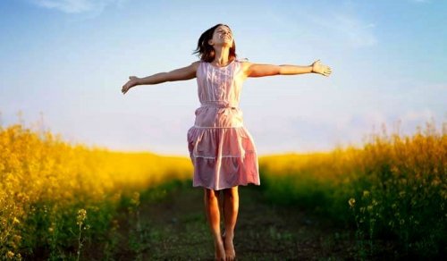 Femme contente dans un champ