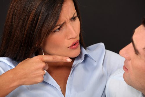 Femme qui critique son mari
