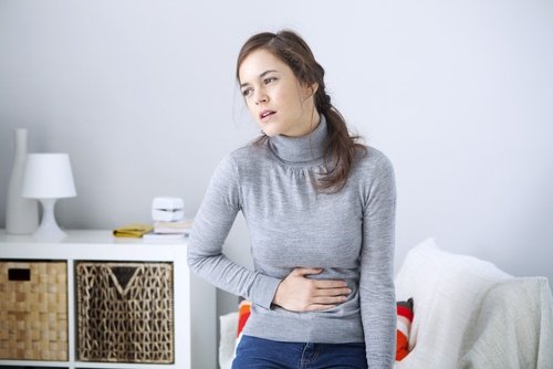 Femme qui a l'air d'avoir mal au ventre