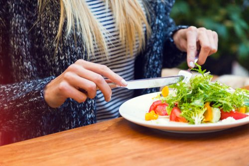 Femme qui mange une salade