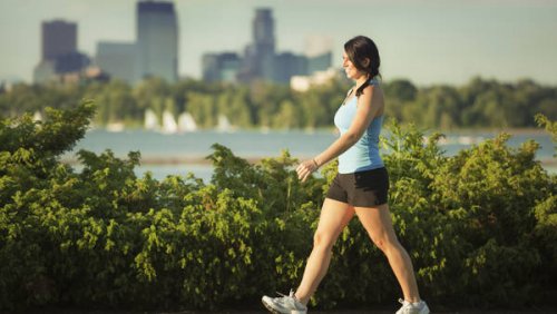 Femme en tenue de sport qui marche