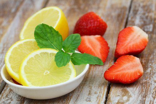 Infusions contre la cellulite: écorces de citron et fraises