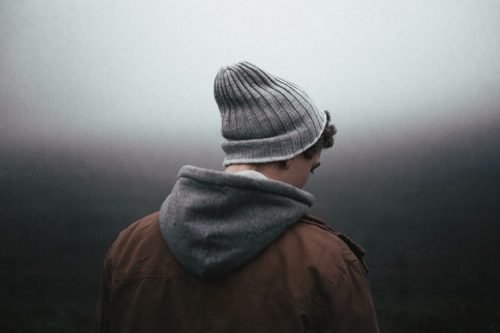 Homme de dos triste dans l'obscurité