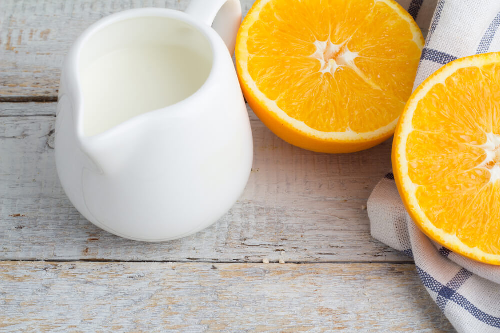 Lait et orange pour les taches sur les mains.