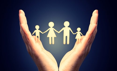 une famille en papier entre les mains