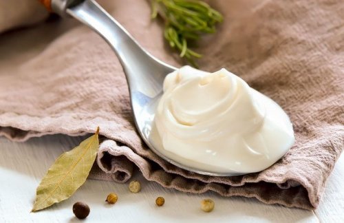cannelle et mayonnaise pour des cheveux maniables et soyeux