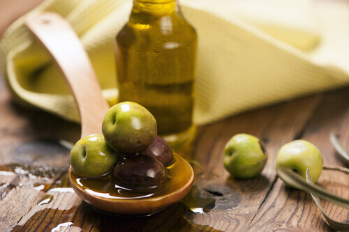 Huile d'olive contre les impuretés.