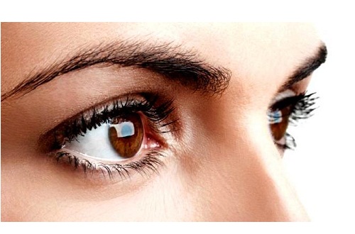 froncer les sourcils peut affecter la peau