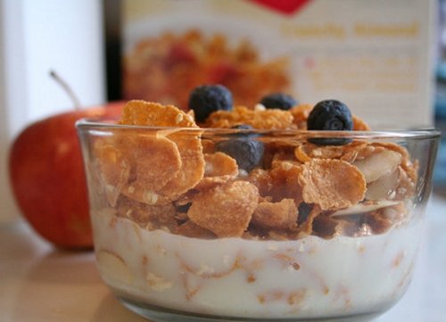 le yaourt aux céréales est un bon petit-déjeuner pour les enfants