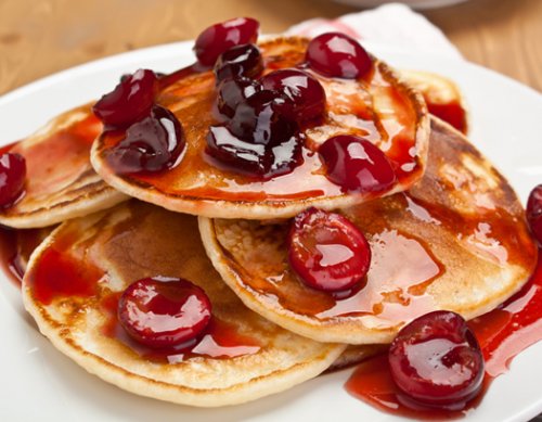 les crêpes aux pommes sont un bon petit-déjeuner pour les enfants