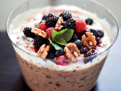 muesli aux fruits pour le petit-déjeuner des enfants