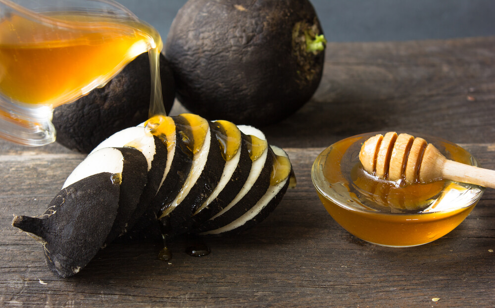Radis noir et miel pour les taches sur les mains.