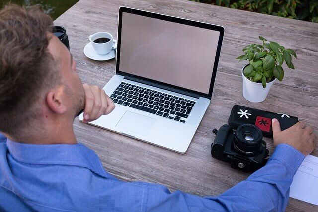 homme devant son ordinateur
