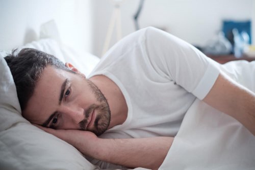 homme triste à cause d'une séparation
