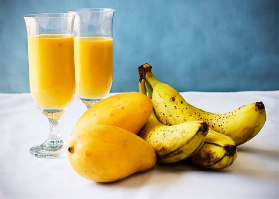 Smoothie à la mangue et à la banane.