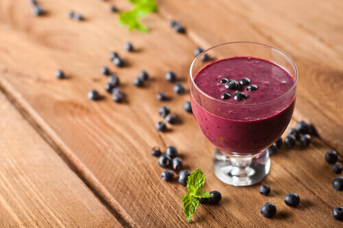 Smoothie aux myrtilles pour favoriser la production naturelle de collagène.