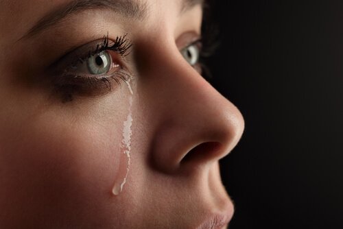 Zoom sur les yeux d'une femme qui pleure