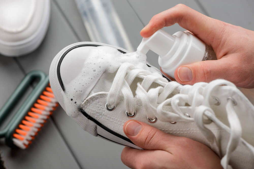 Comment Enlever L'odeur De Gasoil Sur Des Chaussures 10 astuces pour retrouver vos chaussures comme neuves - Améliore ta Santé