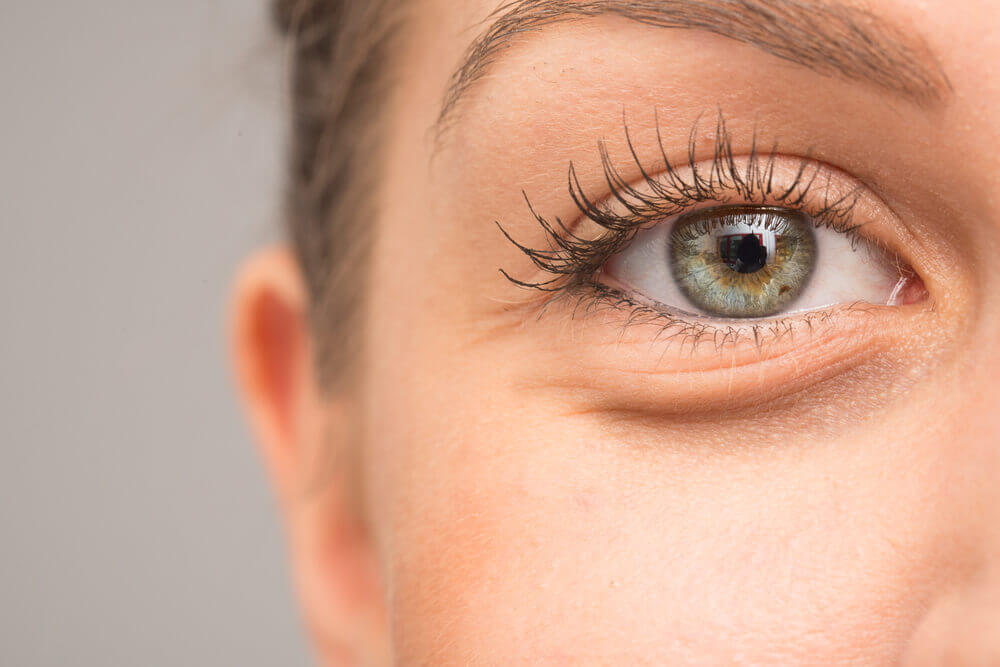 7 raisons pour lesquelles vos yeux peuvent enfler