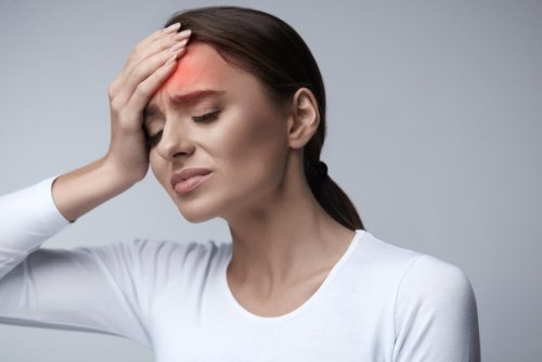 Femme qui a mal à la tête