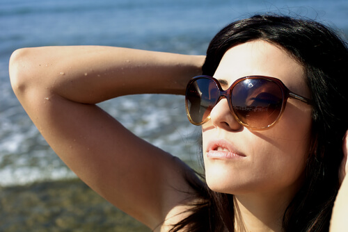 femme portant des lunettes de soleil 2
